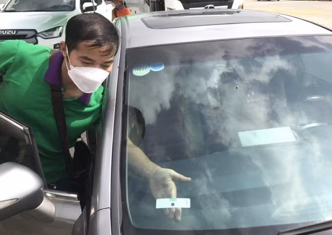 Xe dán thẻ eTag trên cao tốc Hà Nội - Hải Phòng