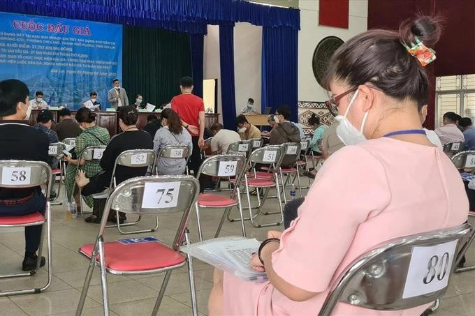 Nhiều người tham gia cuộc đấu giá khu dân cư phường Chi Lăng