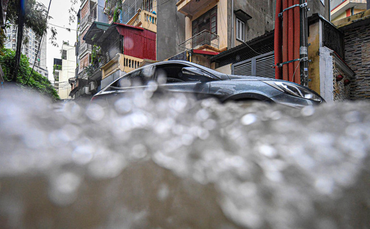 Nhiều tuyến đường, phố khác trong trung tâm TP Hà Nội cũng ghi nhận tình trạng nước ngập sâu như: Nguyễn Khuyến, ngã tư Phan Bội Châu - Lý Thường Kiệt, Bùi Xương Trạch, Triều Khúc, Trần Bình, Phan Văn Trường...