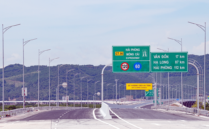 Đường cao tốc có quy mô 4 làn xe cơ giới, bề rộng nền đường 25,25m, vận tốc thiết kế 120km/h theo tiêu chuẩn TCVN 5729:2012 (vận tốc thiết kế tối đa đối với đường cao tốc tại Việt Nam).