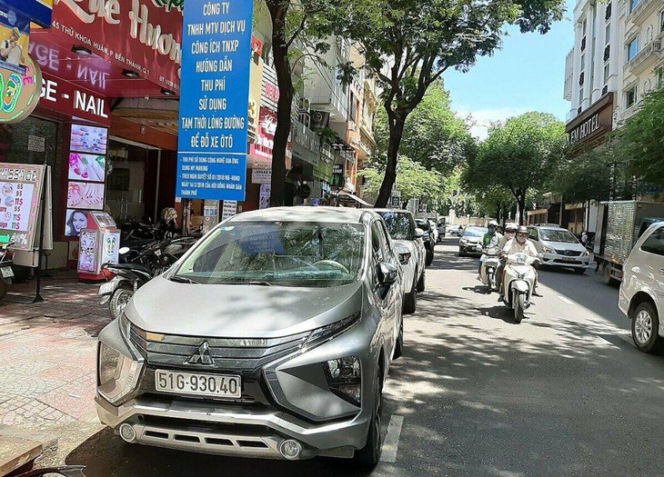 Đường Thủ Khoa Huân, Quận 1, một trong những tuyến tổ chức thu phí ô tô đỗ theo giờ
