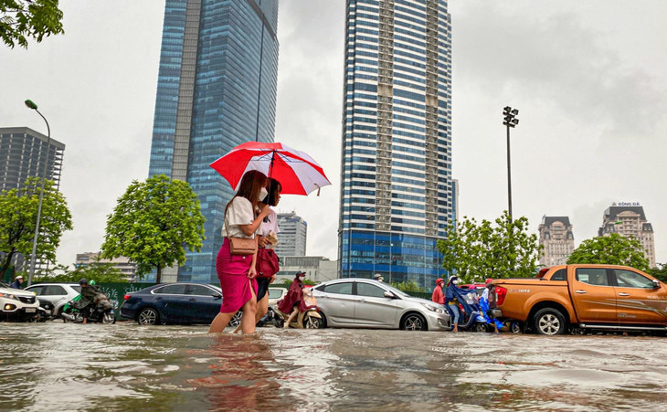 Người đi bộ vất vả lội qua đoạn nước sâu