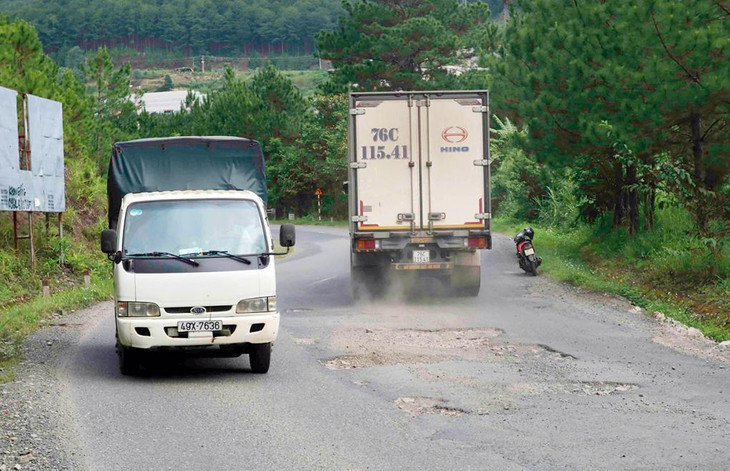 Đường qua đèo Mimosa xuống cấp ảnh hưởng xe cộ qua lại. Đường qua đèo Mimosa xuống cấp ảnh hưởng xe cộ qua lại.