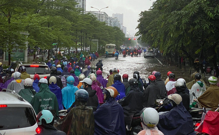 Tâm lý lo lắng, e dè khi qua điểm ngập khiến dòng phương tiện di chuyển bị chậm lại