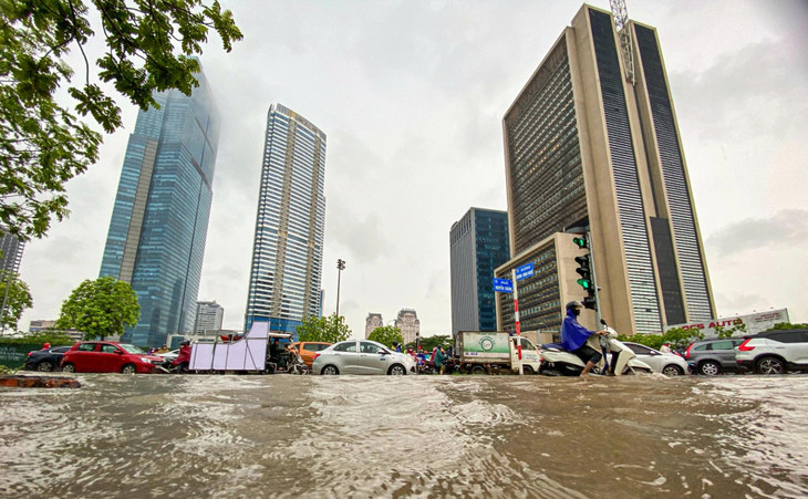 Biển nước mênh mông phía trước tòa nhà cao nhất Hà Nội, dòng phương tiện di chuyển chậm chạp