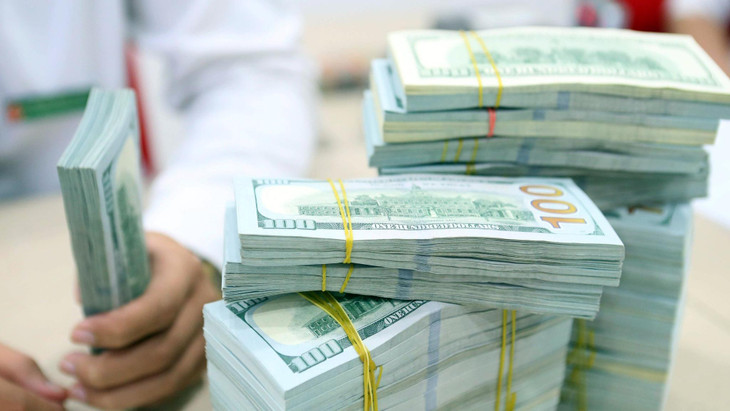 Giao dịch USD tại một ngân hàng thương mại Giao dịch USD tại một ngân hàng thương mại