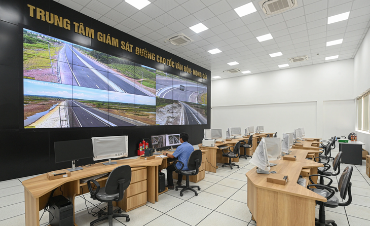 Tại nhà điều hành Tiên Yên, hệ thống giao thông thông minh ITS được trang bị hiện đại với 66 camera CCTV giám sát trên toàn bộ 63km của tuyến, ghi hình liên tục 24/24h trong mọi điều khiển thời tiết.