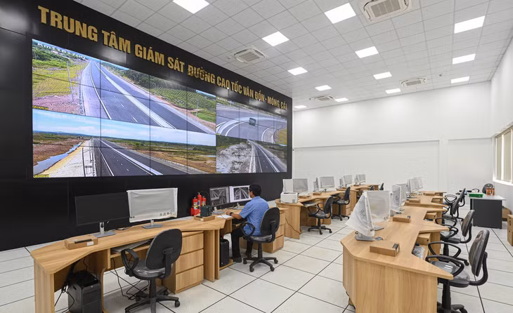 Tại nhà điều hành Tiên Yên, hệ thống giao thông thông minh ITS được trang bị hiện đại với 66 camera CCTV giám sát trên toàn bộ 63km của tuyến, ghi hình liên tục 24/24h trong mọi điều khiển thời tiết.