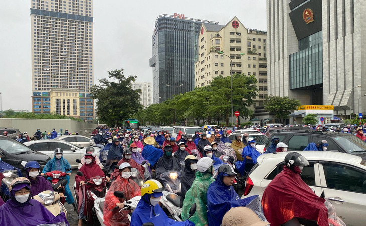 Việc này dẫn tới hàng nghìn phương tiện bị ùn ứ, tắc nghẽn nghiêm trọng trên trục đường Phạm Văn Bạch - Trần Thái Tông