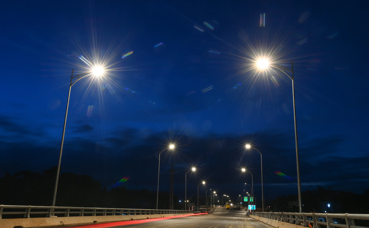 Hệ thống đèn cao áp chiếu sáng cũng đã được gấp rút hoàn thiện và đưa vào vận hành chạy thử.