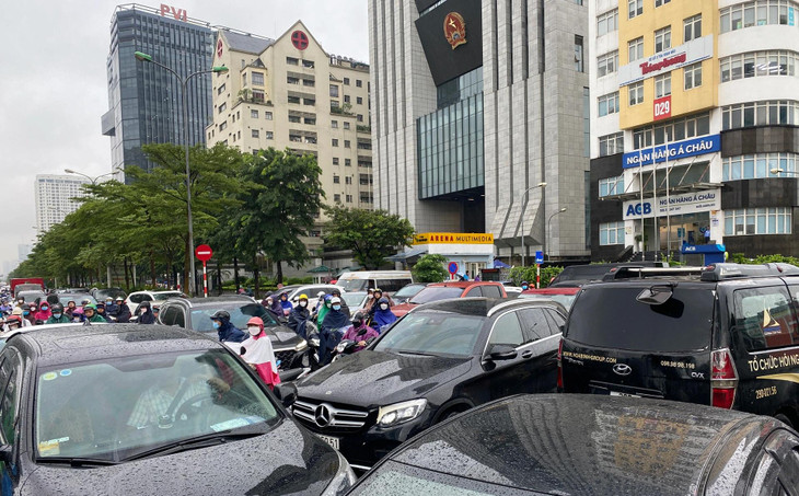 Các phương tiện ôtô đan di chuyển đan nhau hình cánh quạt chong chóng, đuôi xe này chặn ngang đầu xe kia, không chiếc nào có thể thoát được khiến cả 4 hướng di chuyển dậm chân tại chỗ