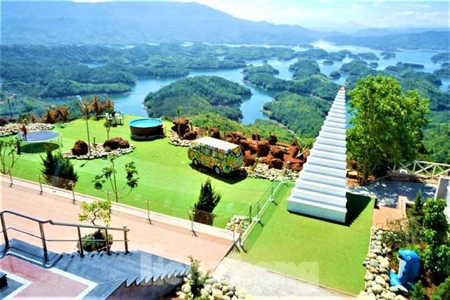 Nhiều công trình &quot;mọc&quot; trên khu vực hồ Tà Đùng