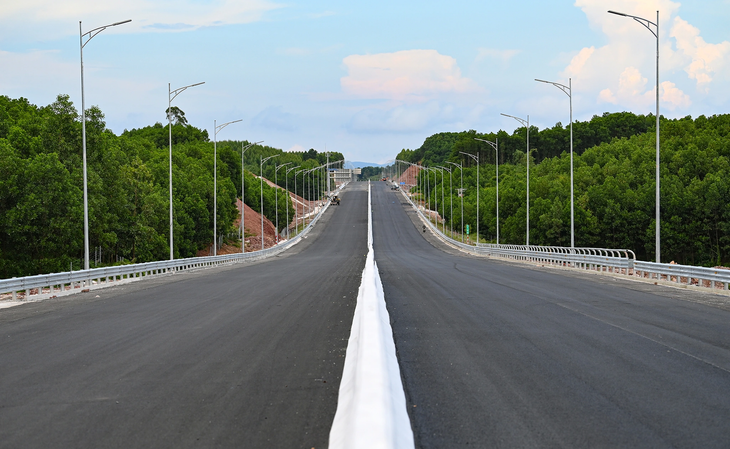 Các hạng mục như hệ thống ATGT, dải phân cách, lan can, hạng mục phụ trợ... đã cơ bản hoàn thành.