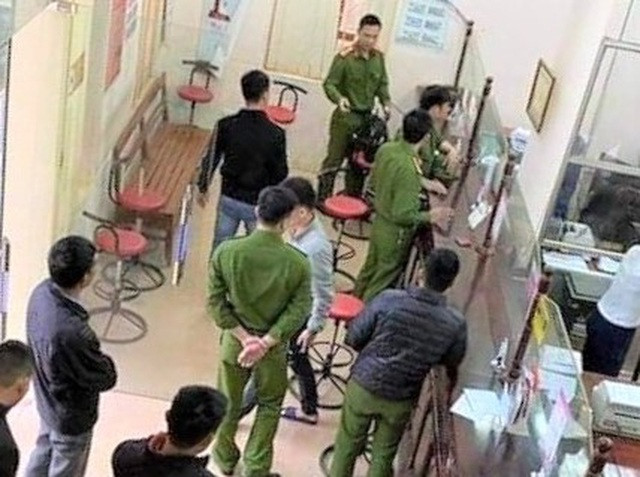 Lực lượng Công an khám nghiệm hiện trường điều tra vụ cướp tại phòng giao dịch Vũ Lâm