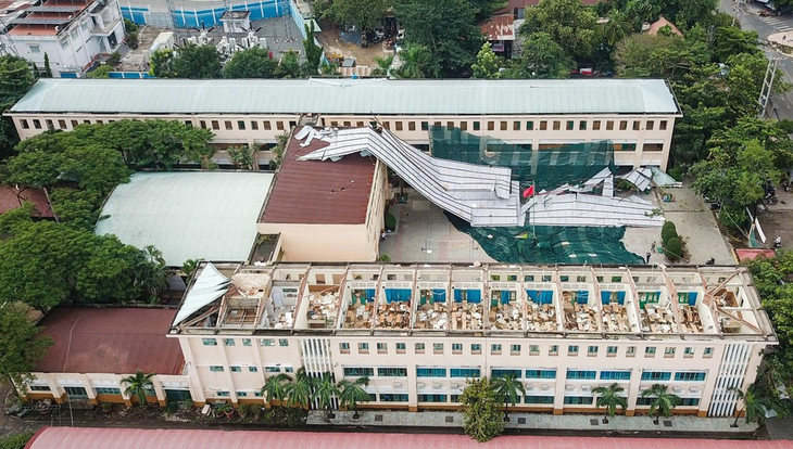 Dãy phòng học trường THPT Bình Phú bị tốc mái