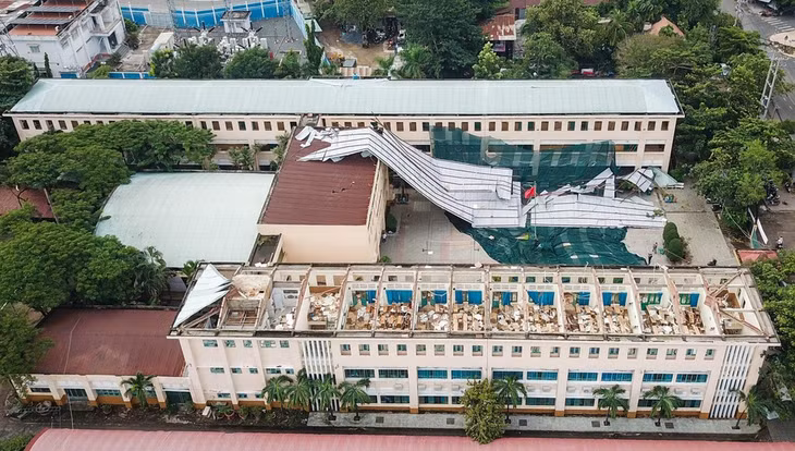 Dãy phòng học trường THPT Bình Phú bị tốc mái