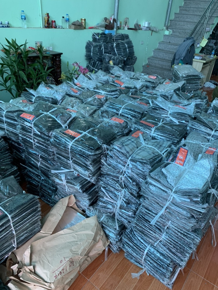 Cận cảnh một góc chứa hàng hóa vi phạm bị phát hiện. Ảnh: QLTT Cận cảnh một góc chứa hàng hóa vi phạm bị phát hiện. Ảnh: QLTT