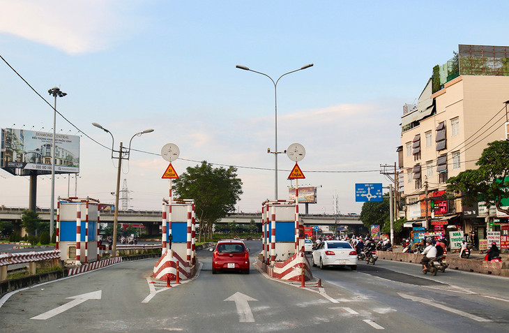 Ba cabin thu phí hướng từ cầu Bình Triệu 1 về quận Thủ Đức chờ tháo dỡ, chiều 2/11