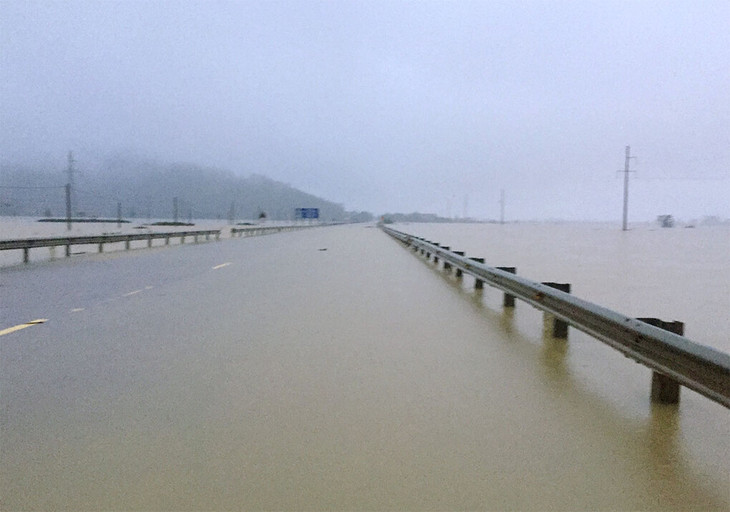 Gần 1 km trên Quốc lộ 1A đoạn qua xã Xuân Lam, từ km 475 đến km 477+200 bị ngập lụt