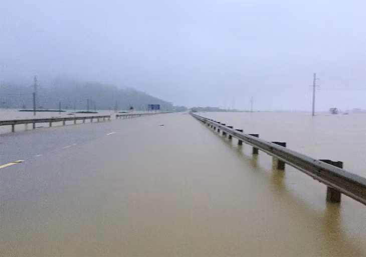 Gần 1 km trên Quốc lộ 1A đoạn qua xã Xuân Lam, từ km 475 đến km 477+200 bị ngập lụt