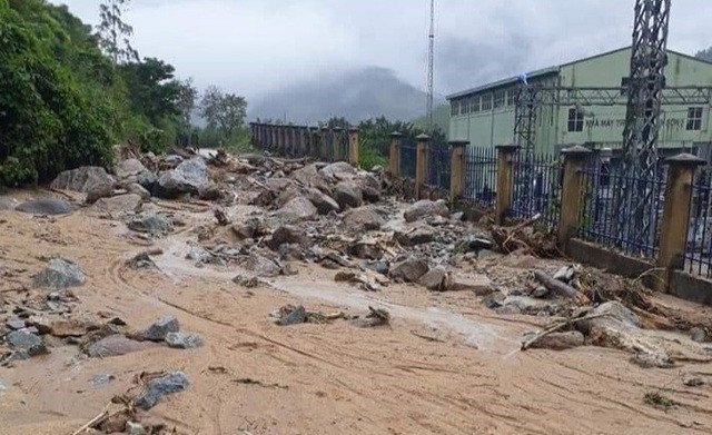 Nhà máy thủy điện Vĩnh Sơn 5 phải tạm dừng hoạt động vì sạt lở cuốn trôi nhà điều hành