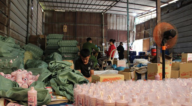 Cơ sở sản xuất nước tẩy rửa nhái nhiều thương hiệu nổi tiếng bị phát hiện tại thành phố Thuận An