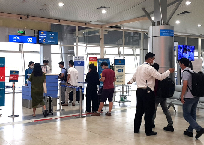 Hành khách ra máy bay tại sân bay Cam Ranh