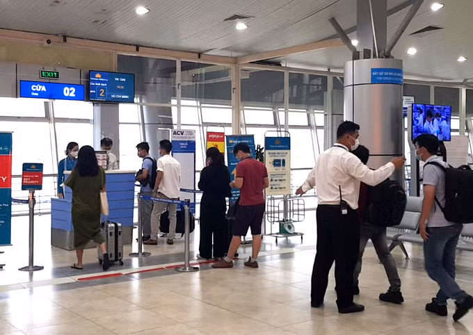 Hành khách ra máy bay tại sân bay Cam Ranh