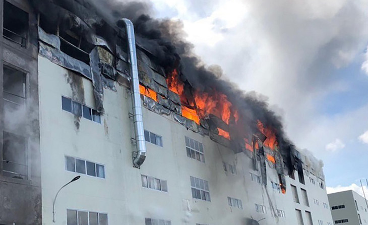 Ngọn lửa bốc lên từ tầng bốn của tòa nhà