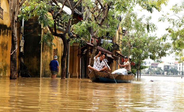 Người dân Hội An phải di chuyển bằng thuyền trong những vùng bị ngập lũ
