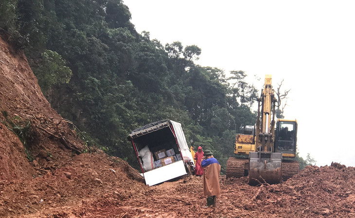 Sạt lở trên đường Hồ Chí Minh nhánh tây, ngày 27/10/2020