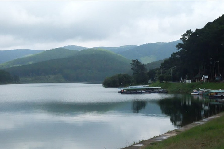 Một góc thân đập hồ Tuyền Lâm