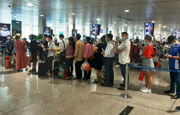 Hành khách đang làm thủ tục lên chuyến bay tại một Cảng hàng không. Ảnh minh họa