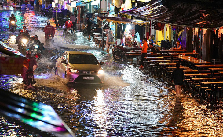 Tuyến đường Bùi Viện bị ngập nước sau mưa lớn