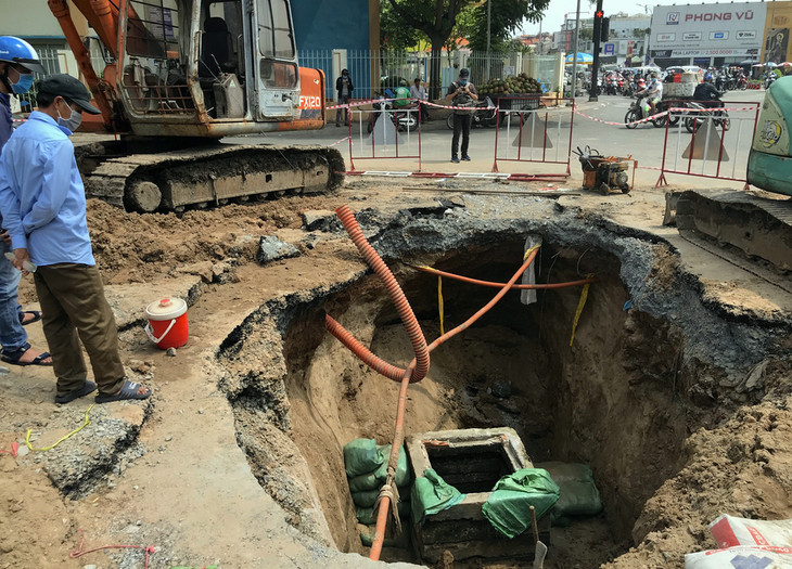 Công nhân khắc phục sự cố sụp mặt đường tại giao lộ Phan Văn Trị - Lê Thị Hồng