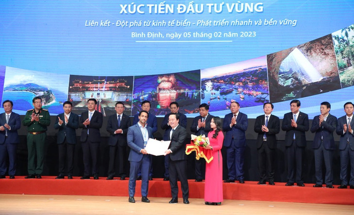 Chủ tịch UBND tỉnh Nghệ An Nguyễn Đức Trung (bên phải) trao Biên bản ghi nhớ hợp tác đầu tư Dự án Xây dựng bất động sản công nghiệp tại Khu kinh tế Đông Nam cho đại diện Tập đoàn Indochina Kajima Capital