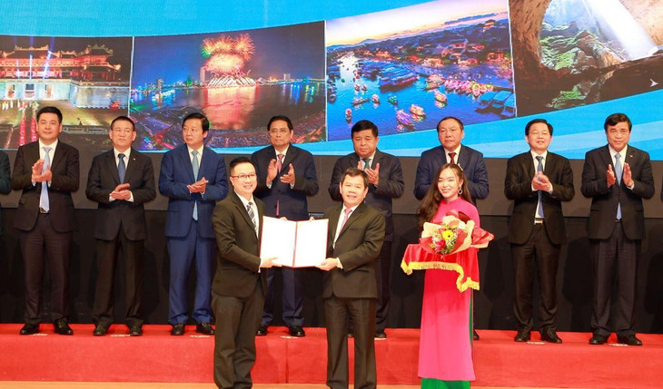 Ông Đặng Văn Minh (bên phải) Chủ tịch UBND tỉnh Quảng Ngãi trao Giấy chứng nhận đăng ký đầu tư Dự án Đầu tư kho vận SIS Quảng Ngãi