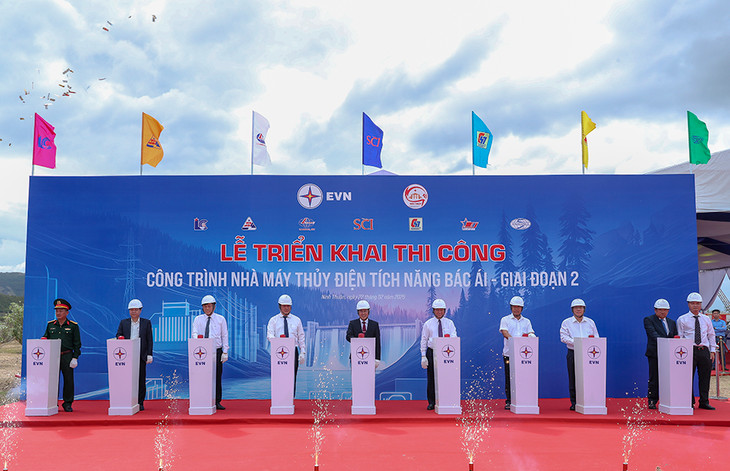 Các đại biểu thực hiện nghi thức bấm nút triển khai thi công công trình Nhà máy Thủy điện tích năng Bác Ái. Các đại biểu thực hiện nghi thức bấm nút triển khai thi công công trình Nhà máy Thủy điện tích năng Bác Ái.