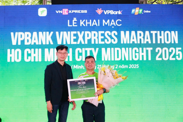 Ông Trần Phong Lanh đại diện VPBank lên nhận bảng tri ân từ BTC giải chạy VnExpress Marathon Ông Trần Phong Lanh đại diện VPBank lên nhận bảng tri ân từ BTC giải chạy VnExpress Marathon