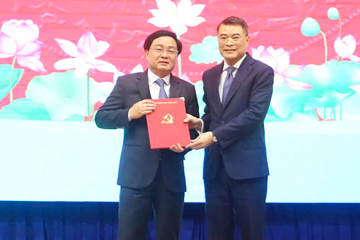 Trưởng ban Tổ chức Trung ương Lê Minh Hưng (phải) trao quyết định của Bộ Chính trị cho ông Nguyễn Văn Quyết