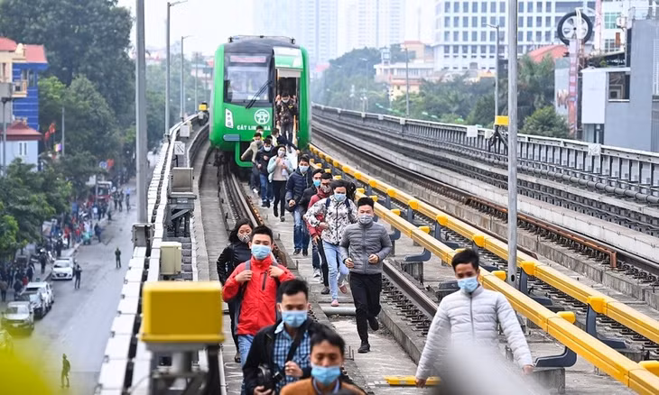 Tàu điện Cát Linh - Hà Đông đang chạy dừng đột ngột ở ga La Thành