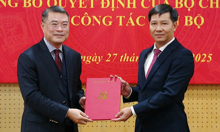 Trưởng ban Tổ chức Trung ương Lê Minh Hưng trao quyết định của Bộ Chính trị điều động, bổ nhiệm ông Nguyễn Thành Tâm giữ chức Phó Trưởng ban Tổ chức Trung ương