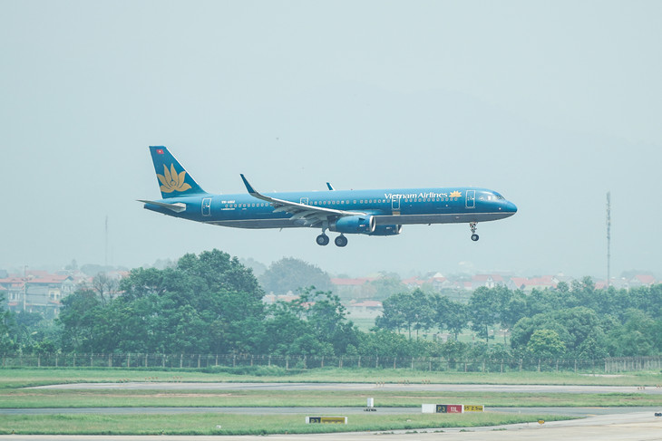 Một máy bay Vietnam Airlines đang hạ cánh tại sân bay Nội Bài