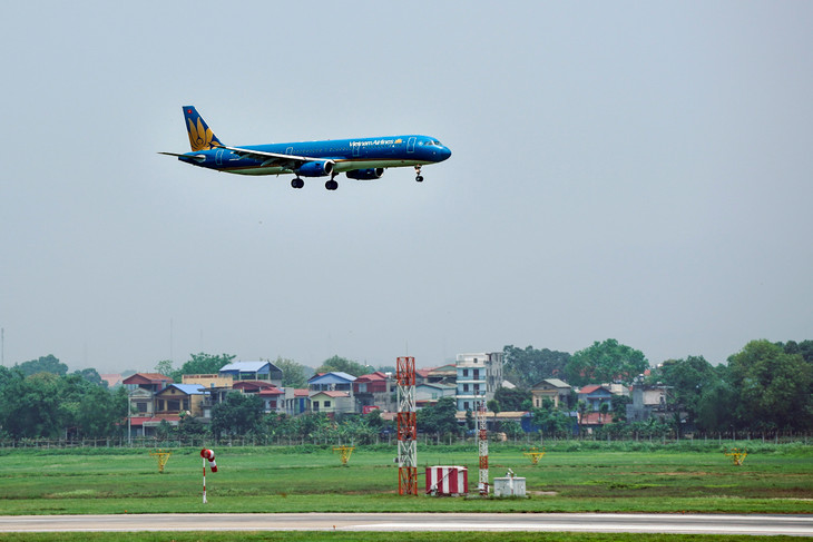 Máy bay Vietnam Airlines đang hạ cánh tại sân bay Nội Bài