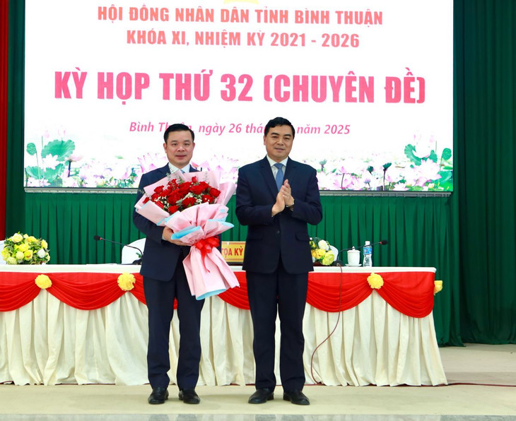 Ông Nguyễn Hoài Anh, Bí thư Tỉnh ủy, Chủ tịch HĐND tỉnh Bình Thuận (bên phải ảnh) tặng hoa chúc mừng ông Đỗ Hữu Huy, Phó Bí thư Tỉnh ủy Bình Thuận được bầu giữ chức Chủ tịch UBND tỉnh Bình Thuận