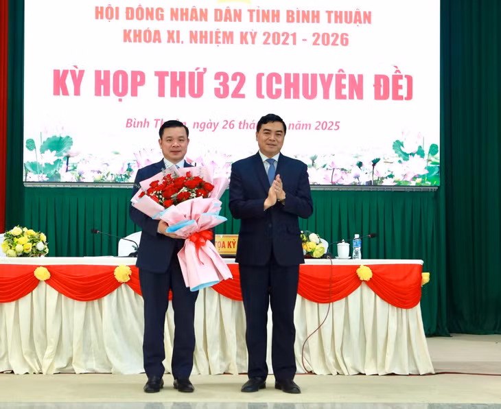 Ông Nguyễn Hoài Anh, Bí thư Tỉnh ủy, Chủ tịch HĐND tỉnh Bình Thuận (bên phải ảnh) tặng hoa chúc mừng ông Đỗ Hữu Huy, Phó Bí thư Tỉnh ủy Bình Thuận được bầu giữ chức Chủ tịch UBND tỉnh Bình Thuận