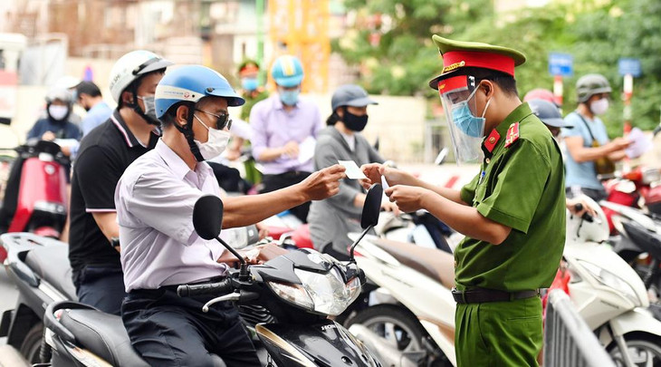 Lực lượng công an kiểm tra điều kiện lưu thông của người tham gia giao thông