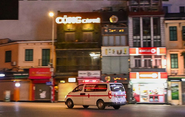 Trên đường phố Hà Nội trong đêm chủ yếu là xe cứu thương, xe của lực lượng công an làm nhiệm vụ đảm bảo an ninh trật tự.