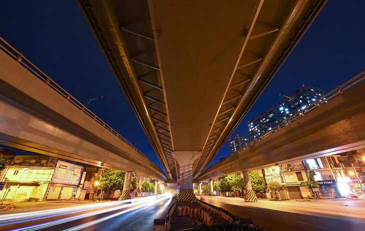 Đường Trường Chinh vắng vẻ. Trước khi Hà Nội áp dụng Chỉ thị 16, tuyến đường này vẫn có lượng xe lưu thông khá nhiều, đặc biệt là vào khung giờ cao điểm.