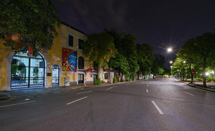 Bên cạnh lệnh hạn chế người dân ra đường, UBND Hà Nội cũng yêu cầu các cửa hàng, cơ sở kinh doanh ăn uống buộc phải đóng cửa từ ngày 24/7.